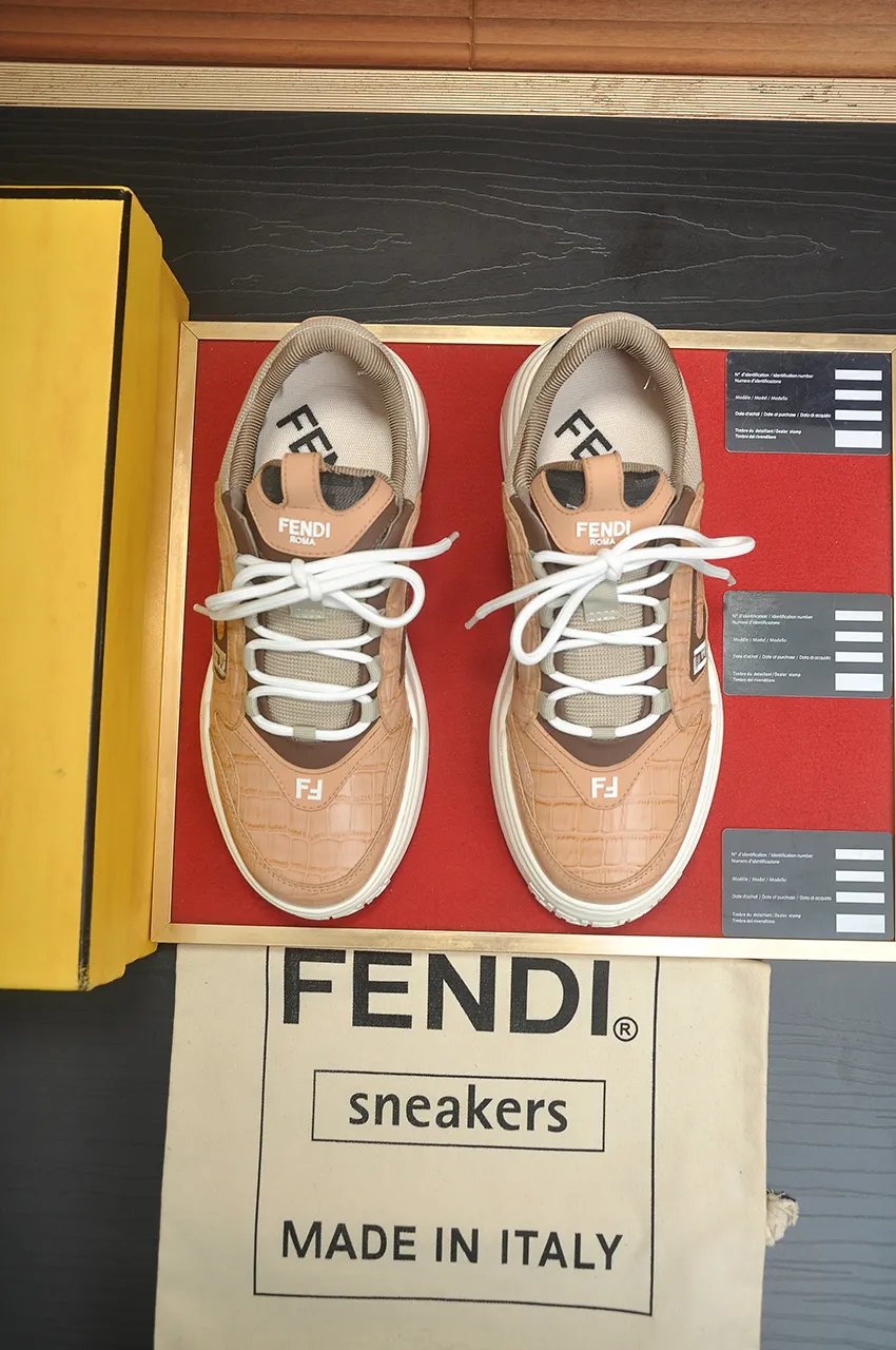 Men's shoes 💰600💶 [Fendi] The latest casual sports shoes 🔥 Many 💑 stars have the same style FD match. The original version is a one-to-one replica. Designer Kim Jones's first fendi match and Donkey brand Trainer basketball sneakers. Material: Original silk mesh. Lining: Breathable mesh. Packaging: Original 1:1 matching high-end packaging. Size: 38-45 (45 is custom-made and cannot be returned or exchanged)